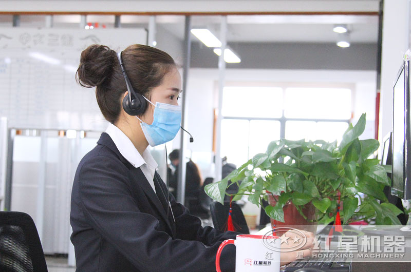 24小時客服全身心工作，用專注點亮了責任