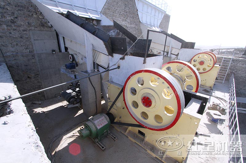 顎式破碎機(jī)工作現(xiàn)場(chǎng) 顎式破碎機(jī)工作現(xiàn)場(chǎng)