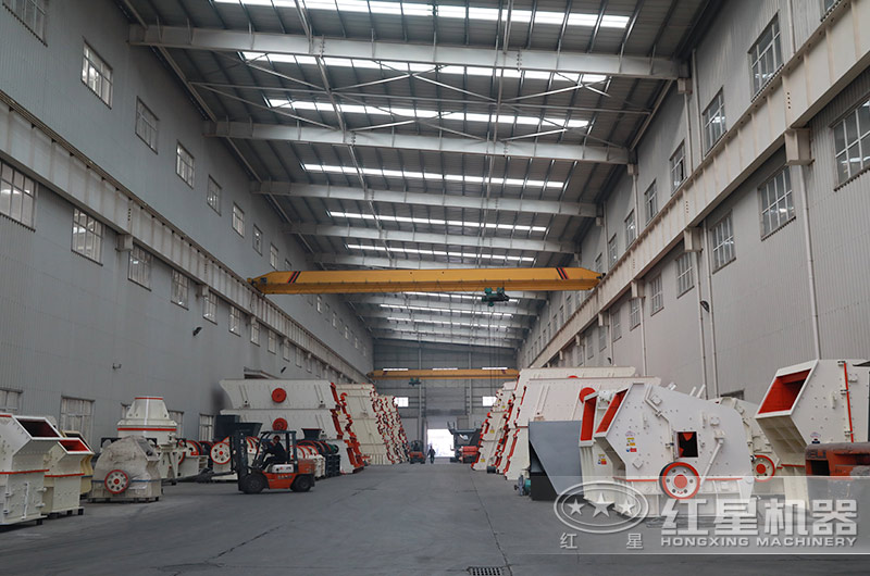 紅星大型生產(chǎn)車間，破碎機(jī)款式多樣等你來選
