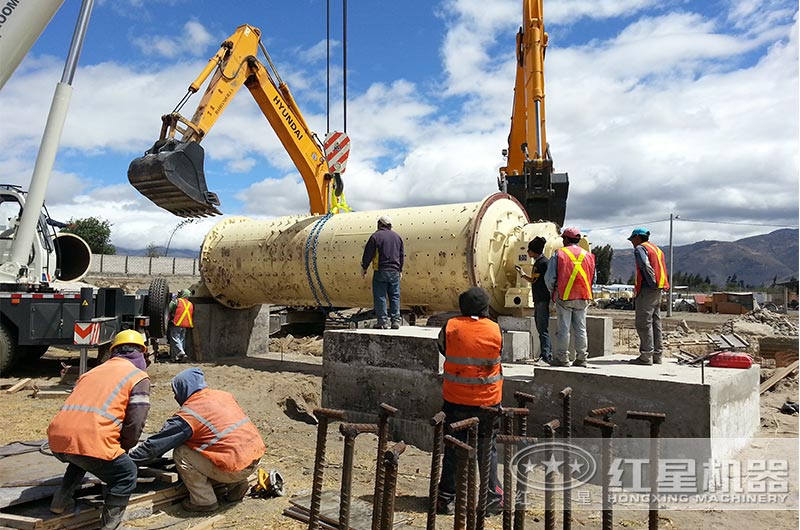 球磨機(jī)室外生產(chǎn)現(xiàn)場搭建中 球磨機(jī)室外生產(chǎn)現(xiàn)場搭建中