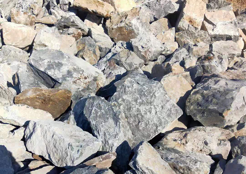 粗料破碎機(jī)一臺(tái)多少錢(qián)，每小時(shí)產(chǎn)量多少?lài)?，有沒(méi)有現(xiàn)場(chǎng)視頻