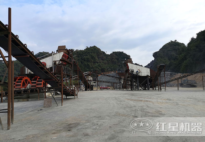 方案三配置現(xiàn)場：破碎機+制砂機+洗砂機，費用80萬以上